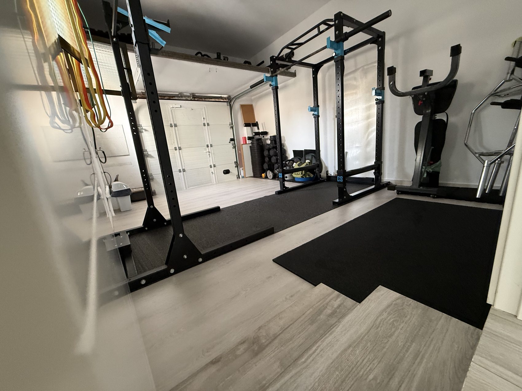 Vista del espacio privado de entrenamiento EGIFIT con racks y equipamiento de fuerza