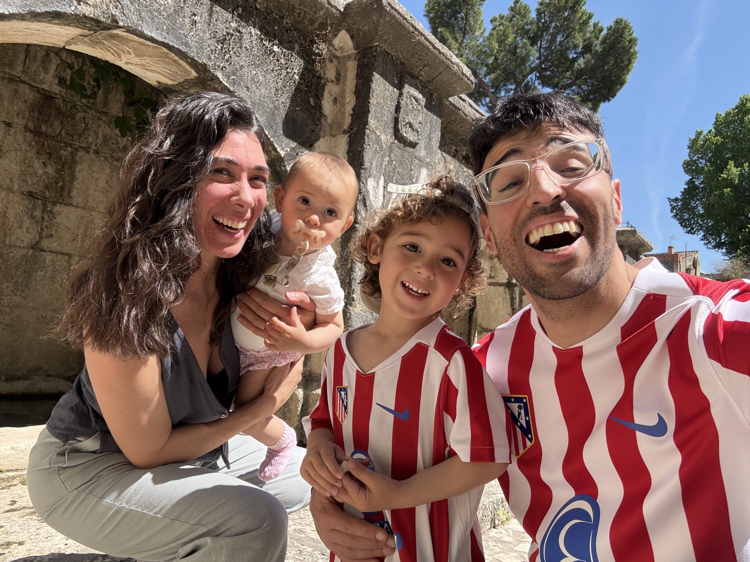 Sergio con su familia y las camisetas del Atleti